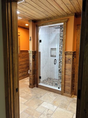 Dusche, Haartrockner, Handtücher, Seife