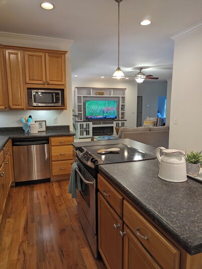 Walk to Patrick Square for dining and shopping;Spacious house,Perfect for groups