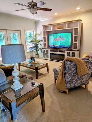 Smart TV, fireplace - Walk to Patrick Square for dining and shopping;Spacious house,Perfect for groups (Clemson)