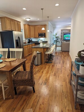 Dining - Walk to Patrick Square for dining and shopping;Spacious house,Perfect for groups (Clemson)