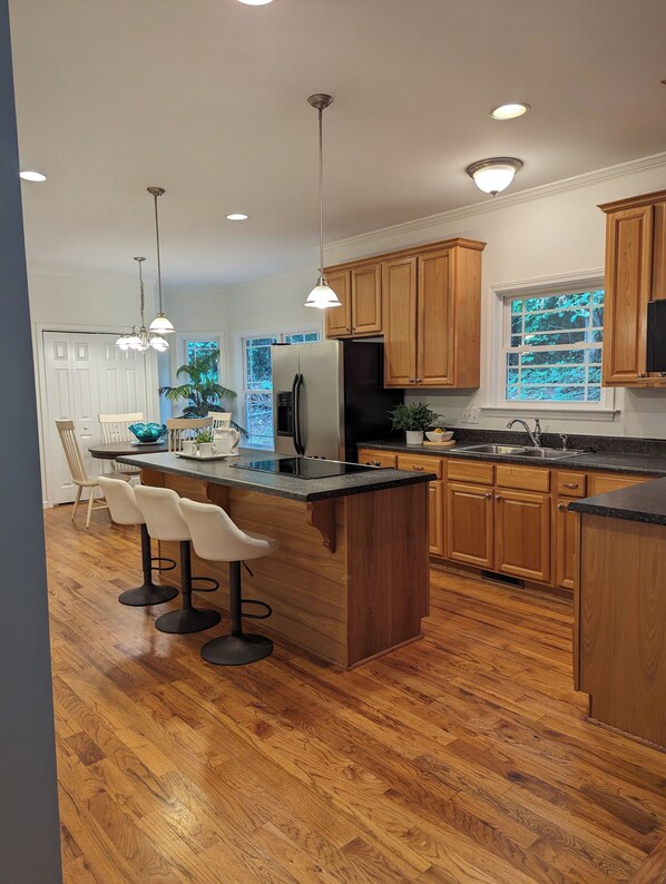Fridge, microwave, oven, stovetop - Walk to Patrick Square for dining and shopping;Spacious house,Perfect for groups (Clemson)