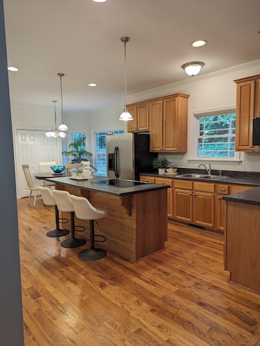 Spacious Clemson House, close to CU, across from Patrick Square, Pet Friendly!