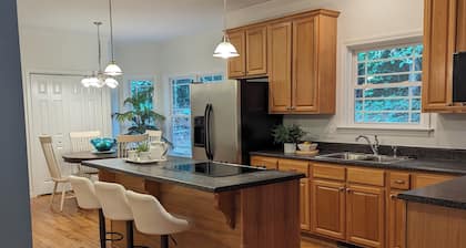 Spacious Clemson House, close to CU, across from Patrick Square, Pet Friendly!