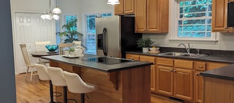 Spacious Clemson House, close to CU, across from Patrick Square, Pet Friendly!