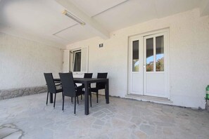 Outdoor dining - Holiday apartment mit Terrasse und Klimaanlage (Omišalj)