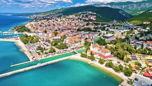 A coastal town with a marina, buildings, and a bridge. - Studio the sea with air conditioning (Jadranovo)