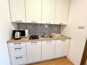 Fridge, stovetop, coffee/tea maker, cookware/dishes/utensils - Studio with balcony and air conditioning (Jadranovo)