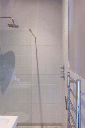 Dusche, umweltfreundliche Kosmetikartikel, Haartrockner, Handtücher