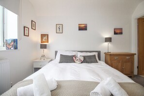 2 bedrooms, individually decorated, individually furnished, free WiFi - Wren (Weymouth)