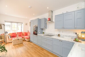 Dishwasher, cookware/dishes/utensils - Wren (Weymouth)