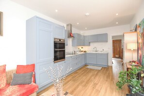 Dishwasher, cookware/dishes/utensils