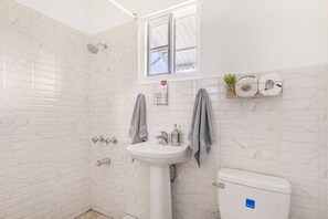 Appartement | Salle de bain | Douche, séchoir à cheveux, serviettes fournies