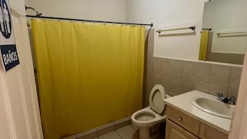 Regadera y papel de baño