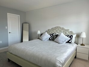 5 habitaciones, escritorio y tabla de planchar con plancha 