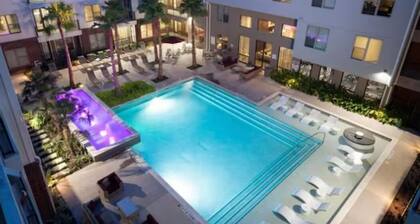 Welcome, kick back and relax in this calm stylish luxury unit!