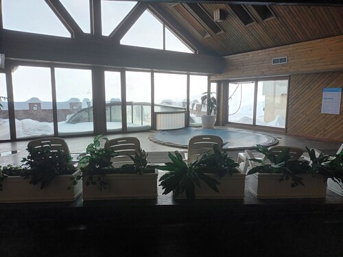 Amplio Departamento con Vistas a la Montaña, ¡con Ski-in y Ski-out !