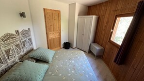 2 bedrooms, desk, WiFi, bed sheets