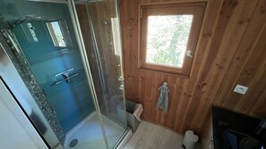 Douche, sèche-cheveux, serviettes fournies, savon