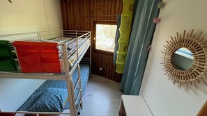 2 bedrooms, desk, WiFi, bed sheets