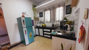 Uma cozinha moderna com frigorífico, pia e diversos eletrodomésticos.