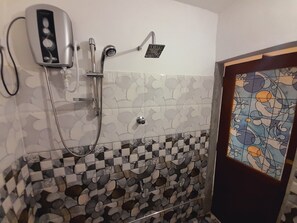 Douche, séchoir à cheveux, bidet, serviettes fournies