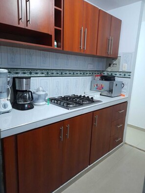 Kühlschrank, Ofen, Herdplatte, Wasserkocher mit Kaffee-/Teezubehör