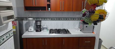 Réfrigérateur, four, plaque de cuisson, cafetiÚre/bouilloire