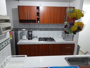 Kühlschrank, Ofen, Herdplatte, Wasserkocher mit Kaffee-/Teezubehör