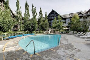 Outdoor pool, a heated pool - 2B Ski-In&Out⛷Hot Tub⬬Heated Pool⬬BBQ⬬Netflix⬬Deck
 (Whistler)