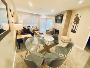 Dining - 2B Ski-In&Out⛷Hot Tub⬬Heated Pool⬬BBQ⬬Netflix⬬Deck
 (Whistler)