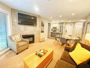 Una Smart TV, una chimenea