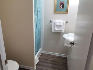 Bathroom - Cottage # 5 (Montague)