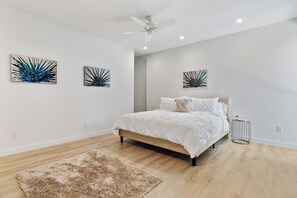 Premium bedding, down comforters, memory foam beds - EastVillage Signature Villas by Dunyha (Dallas)