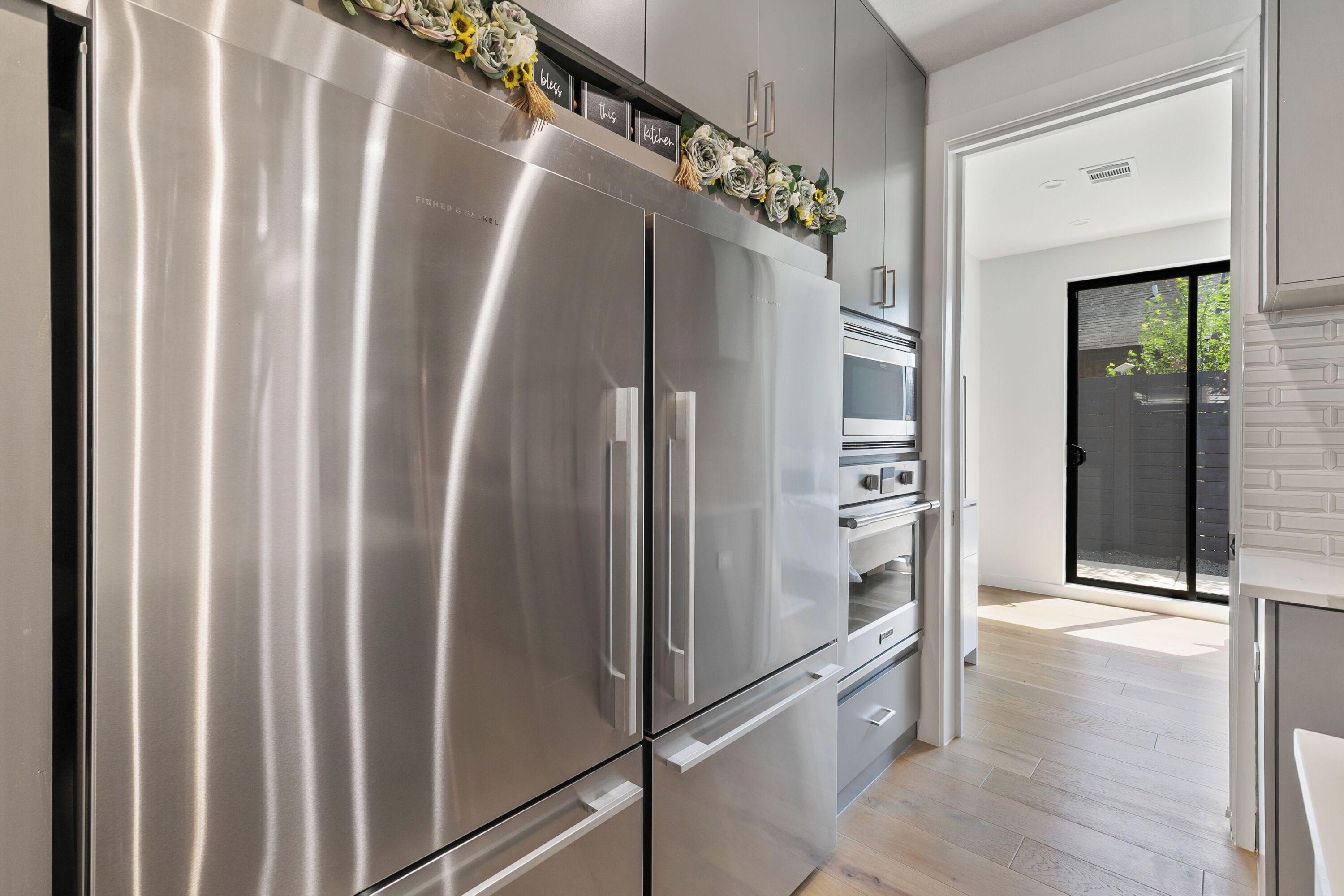 Full-size fridge, microwave, oven, stovetop