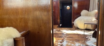 House Boat/Classic Yaght