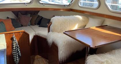 House Boat/Classic Yaght