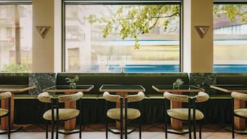 Petit déjeuner, déjeuner et dîner servis sur place