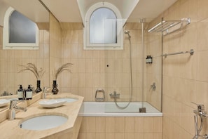 Studiolejlighed - terrasse (Rooftop) | Badeværelse | Gratis toiletartikler, hårtørrer, håndklæder, Sæbe