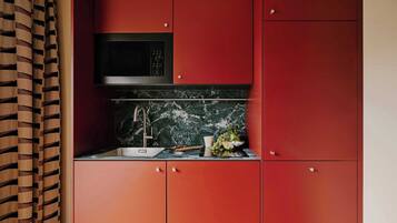 Locke Studio | Private kitchen | Fridge, coffee/tea maker, electric kettle, dining tables