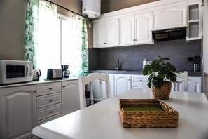 Een koelkast, een microgolfoven, een koffiezetapparaat/waterkoker