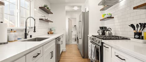 Køleskab, mikrobølgeovn, ovn, kogeplade