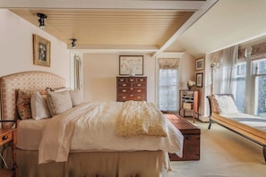 3 bedrooms, desk, WiFi, bed sheets