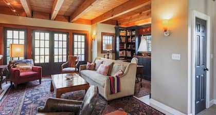 Beautiful three-bedroom shoreline house