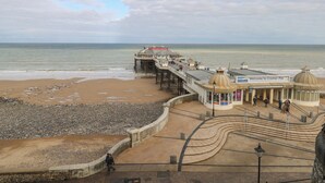 Une jetée s’avançant dans la mer, dotée d’une plateforme d’observation et d’un petit bâtiment surmonté d’un dôme.