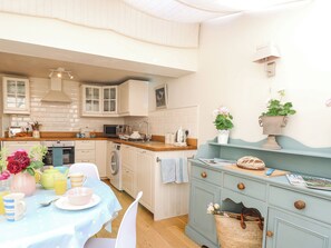 Cottage | Dapur peribadi | Peti sejuk, mesin basuh pinggan mangkuk, cerek elektrik, pembakar roti 