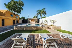 Outdoor pool, pool loungers - Hotel MID Project (Mérida)