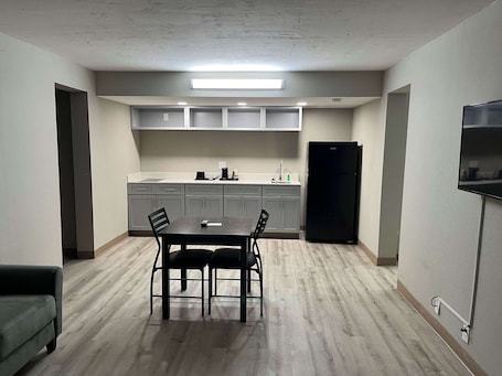 Placa de cocina, freezer, mesa de comedor. Studio 6 Suites West Memphis, AR - Memphis