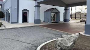 A building with a clear entrance marked "CLEARANCE 13'6"". - Studio 6 Suites West Memphis, AR - Memphis (West Memphis)