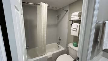 Tina, toallas, jabón, shampoo