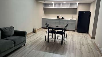 Herdplatte, Gefrierschrank, Esstisch